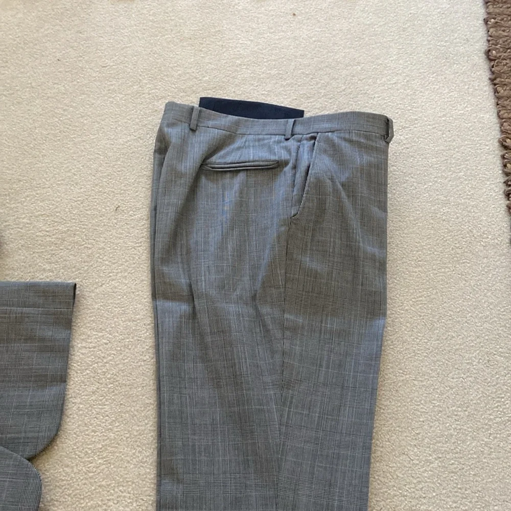 Hickey Freeman Classic two piece suit, 100% Wool like new, pants no pleats 36/30